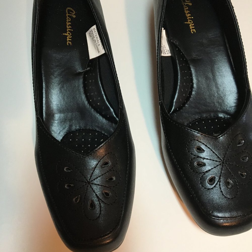 Classique Blair Wedge Style Shoe.  Size 9W
